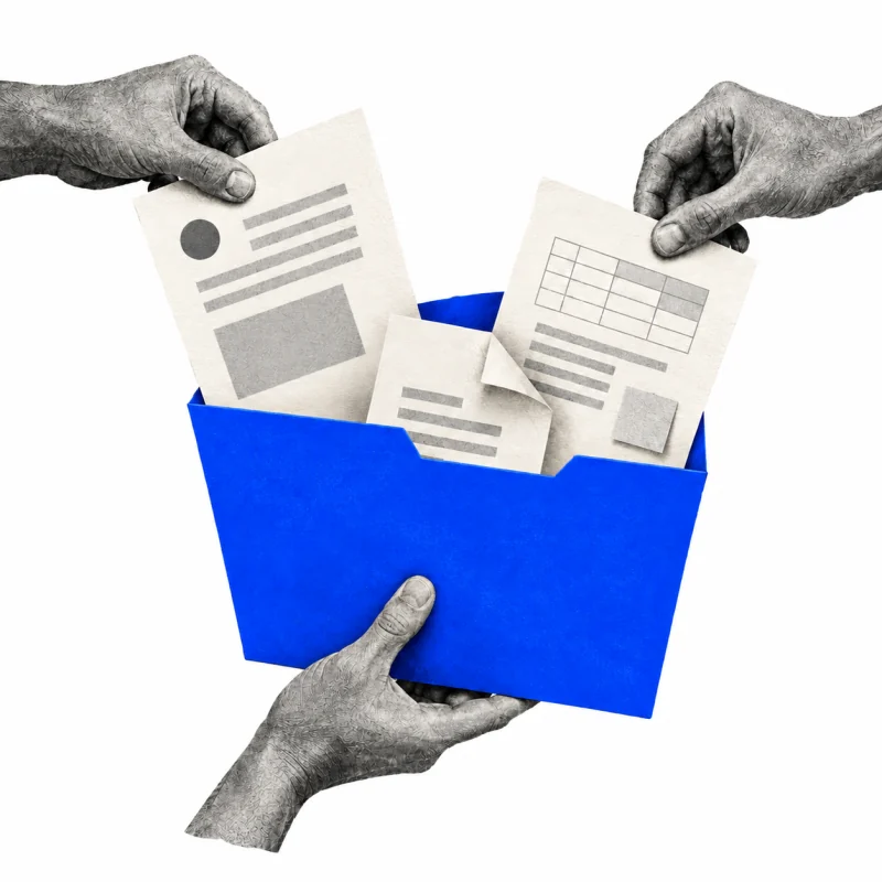 Verschillende handen brengen documenten samen in één blauwe werkmap.
